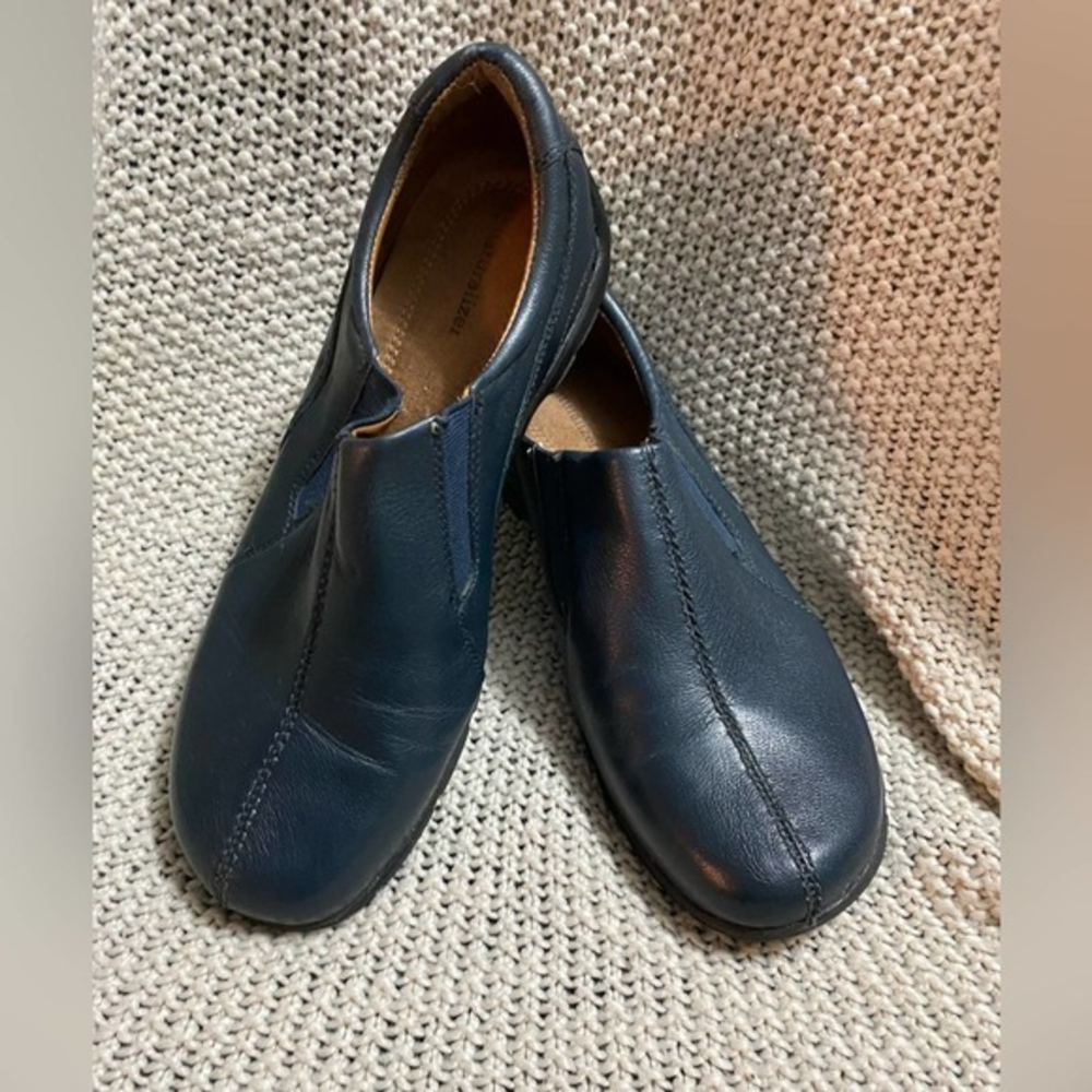 Naturalizer Loafers, Size 8‎